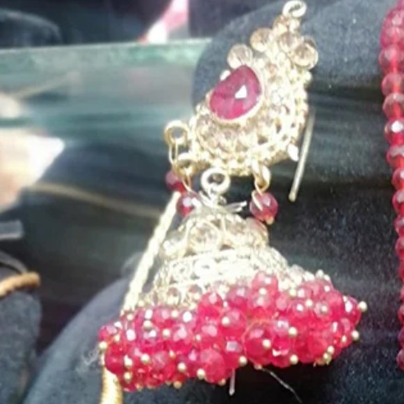 Traditional Indian Style Bridal Jewelry Set - Picture 5 of 6